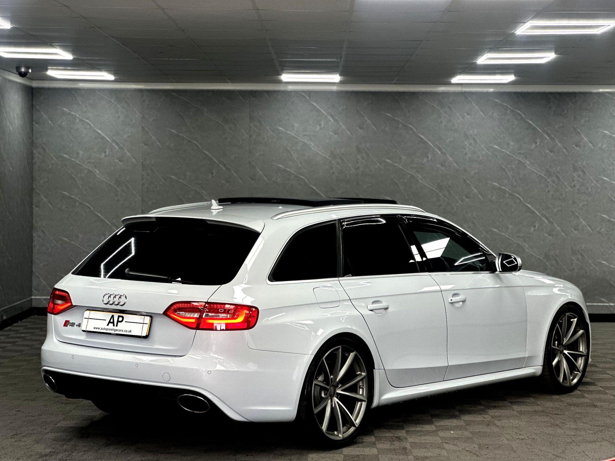 Audi RS4 Avant secondary view